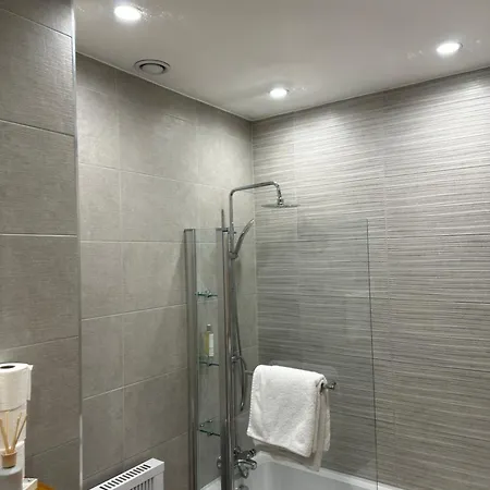 Modern 3 Bedroom Townhouse Close To Centre & Salthill דירה גלוואיי